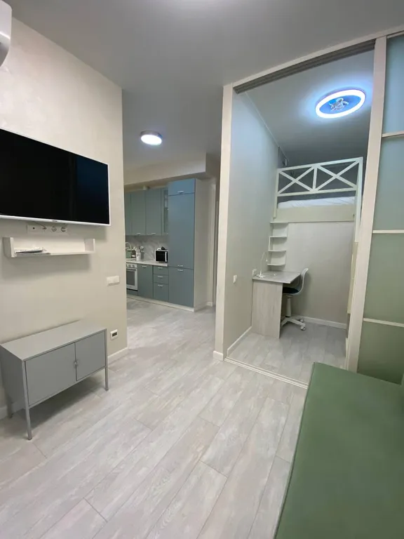 Евротрехкомнатный апартамент с балконом на первой линии