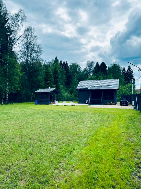 Дом в лесу у озера