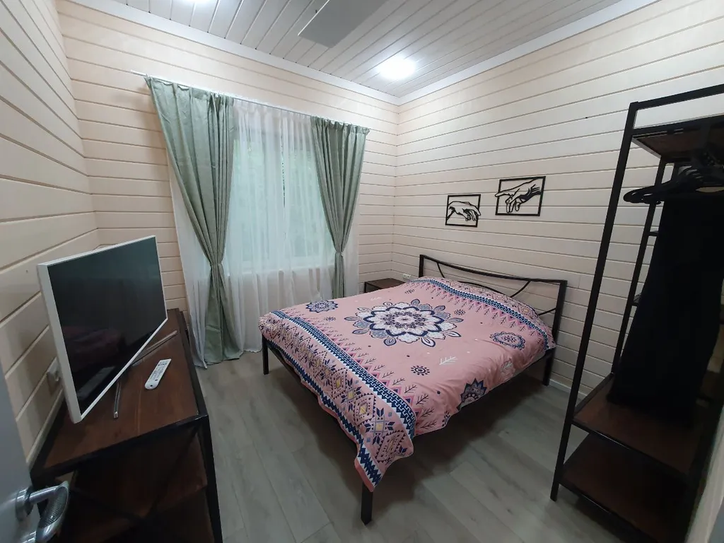 Уютный дом в лесу рядом с речкой