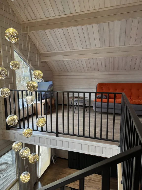 Уютный дом у реки