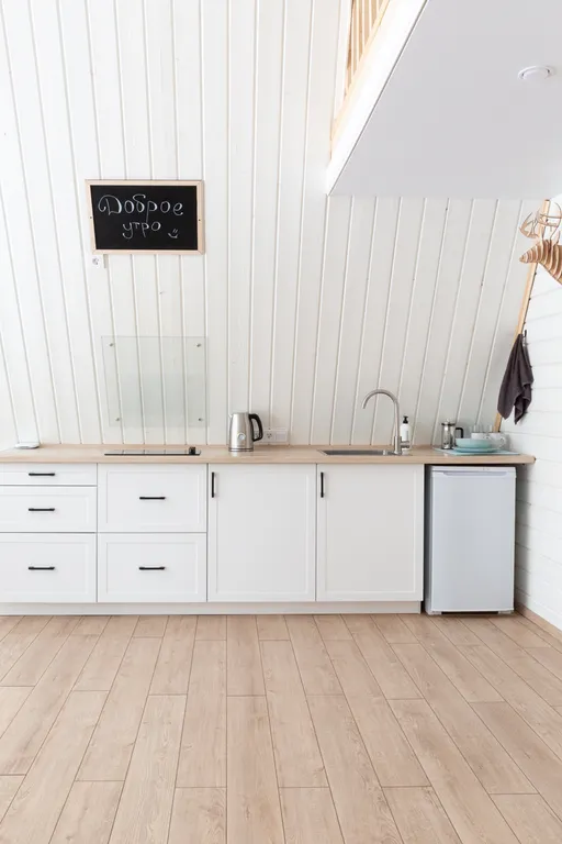 Уютный дом шалаш в лесу