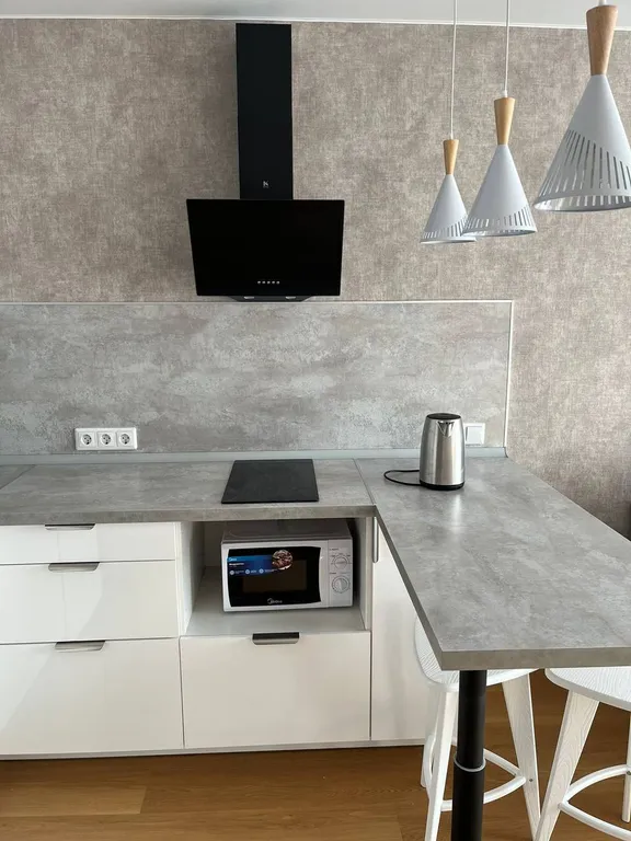 Шикаpная студия с панoрамными окнами и великoлепным видoм на лec