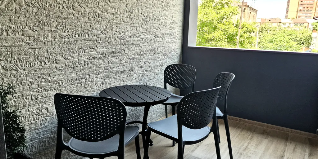 3-комнатная квартира с видом на парк у площади Республика