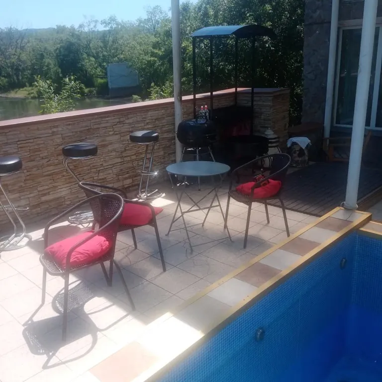 Уютный дом на берегу реки