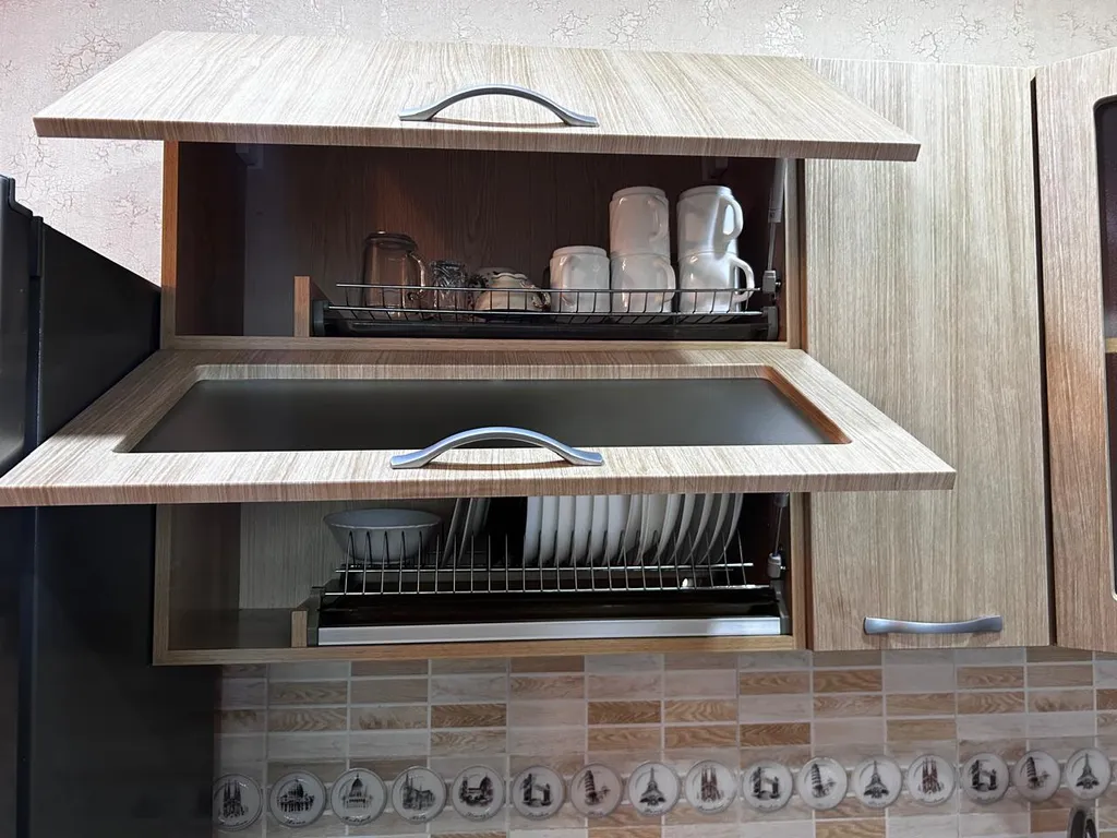 Современная трехкомнатная квартира с большой кухней