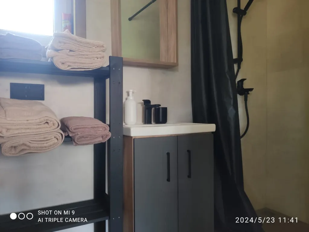 Новый стильный дом, большая лесная территория, недалеко от пруда с пляжем