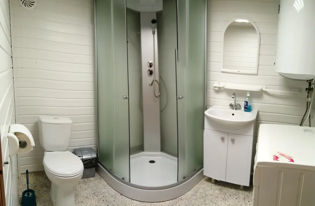 Благоустроенный дом на берегу с баней и катером