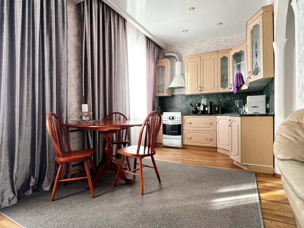 2-комнатная квартира класса люкс в центре города! Район Площади