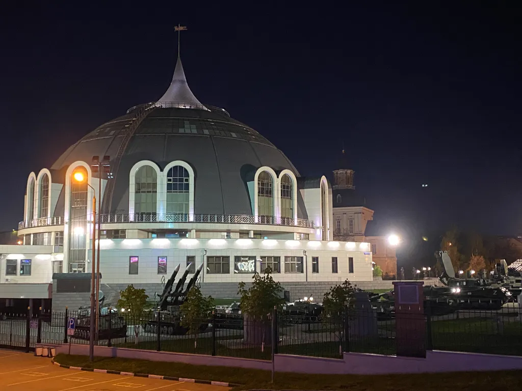 Студия через мост от Кремля