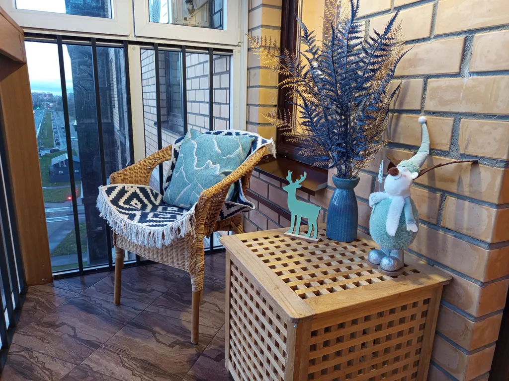 Студия с видом на город