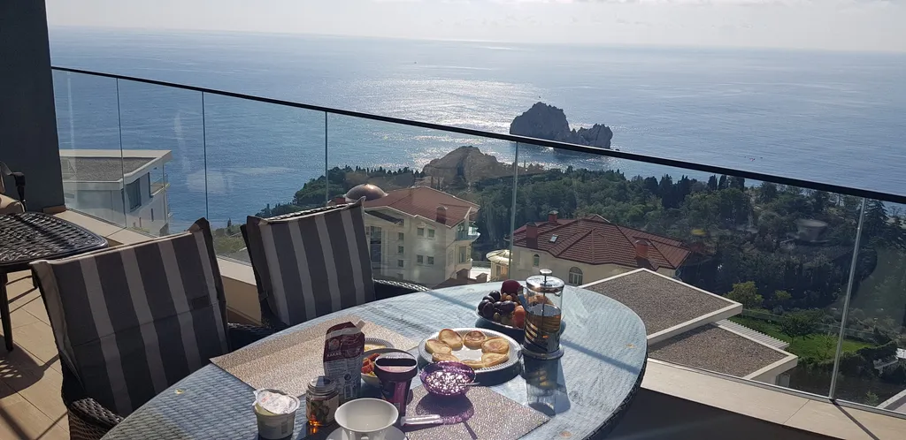 Квартира с панорамным видом на море и горы на юбк