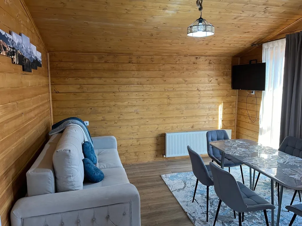 Большой шестиместный домик с двумя спальнями и гостинной кухней