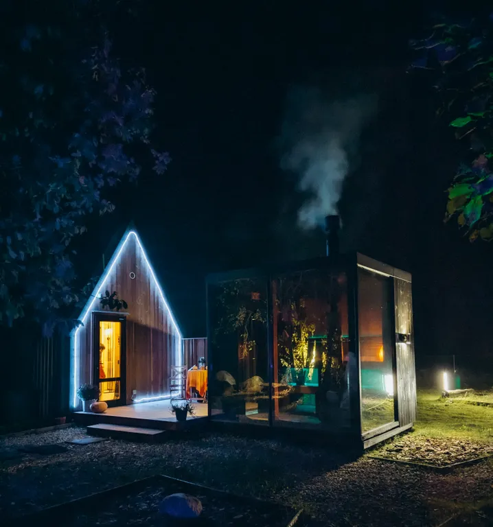 Дом в поле с лошадьми