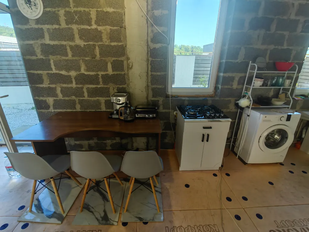 Дом с бассейном, но без ремонта