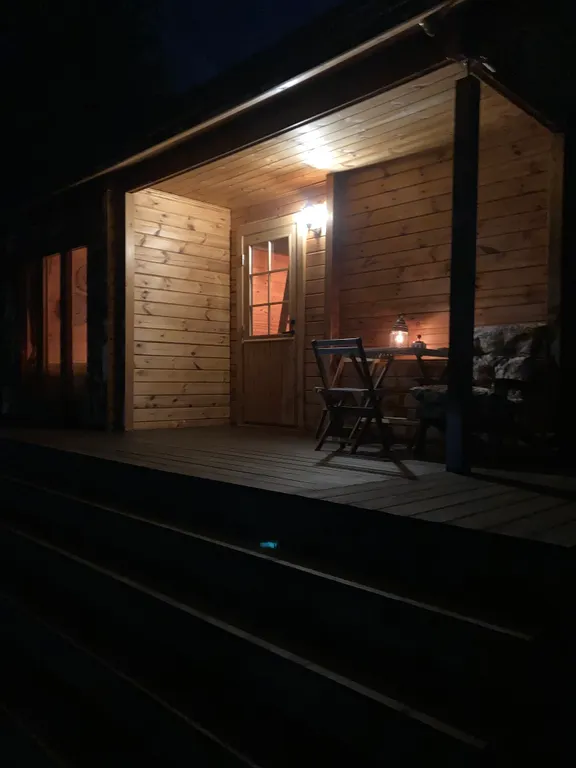 Домик с печью/камином в окружении природы