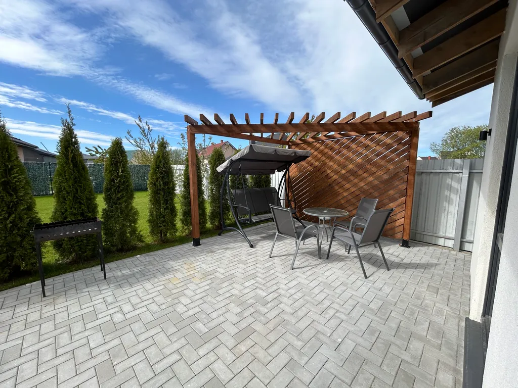 Домик в малине у моря