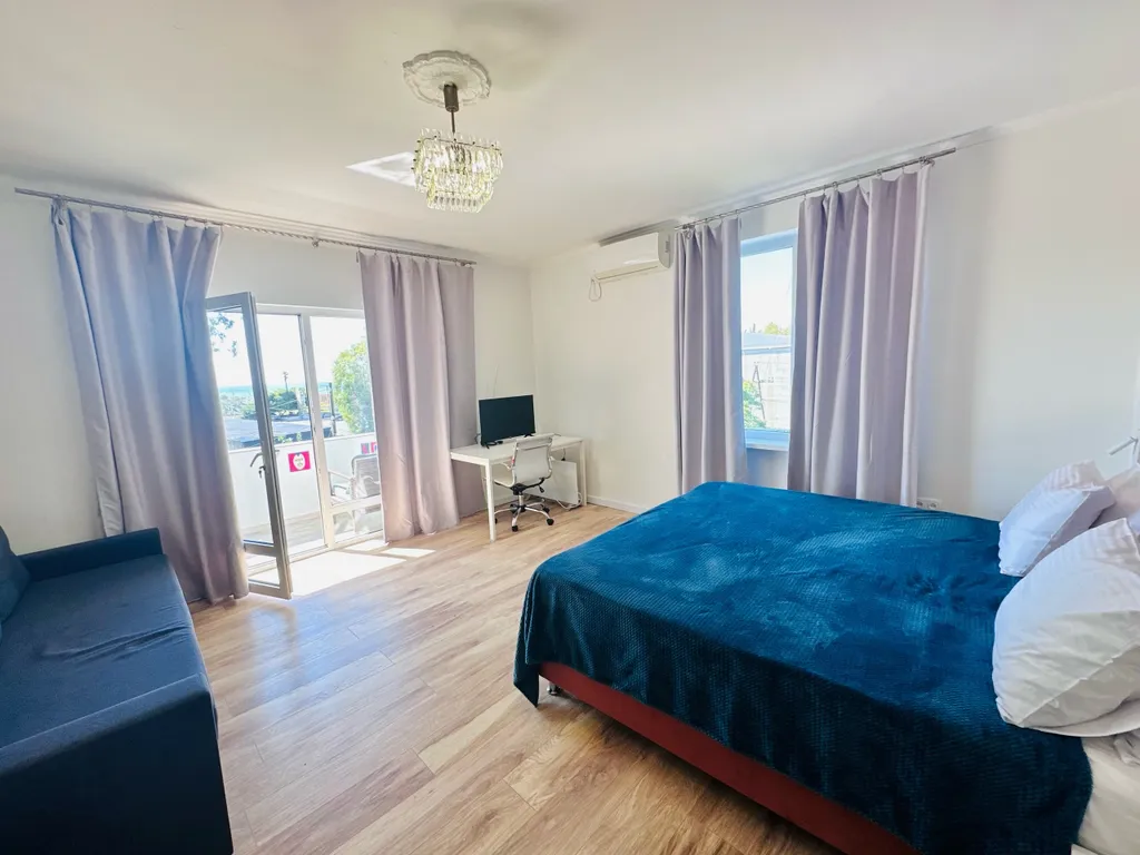 Апартаменты "Матисс" в 300 м от песчаного пляжа,балкон с видом на море