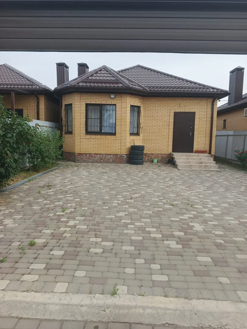 Вид на дом от парковки