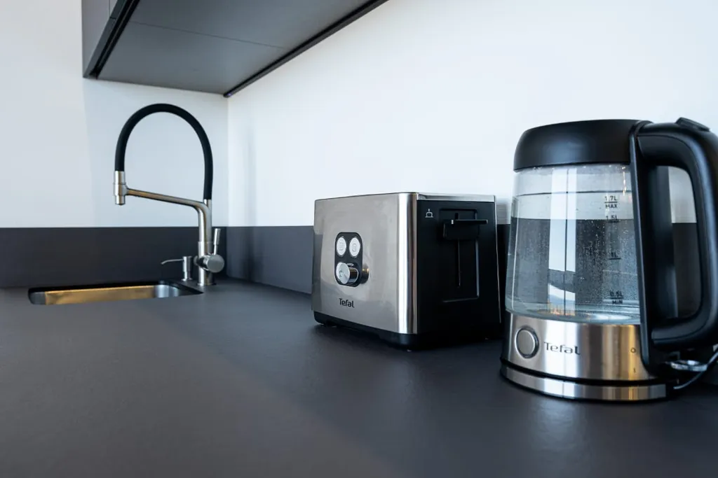 Апартаменты с ванной у окна и видом на море