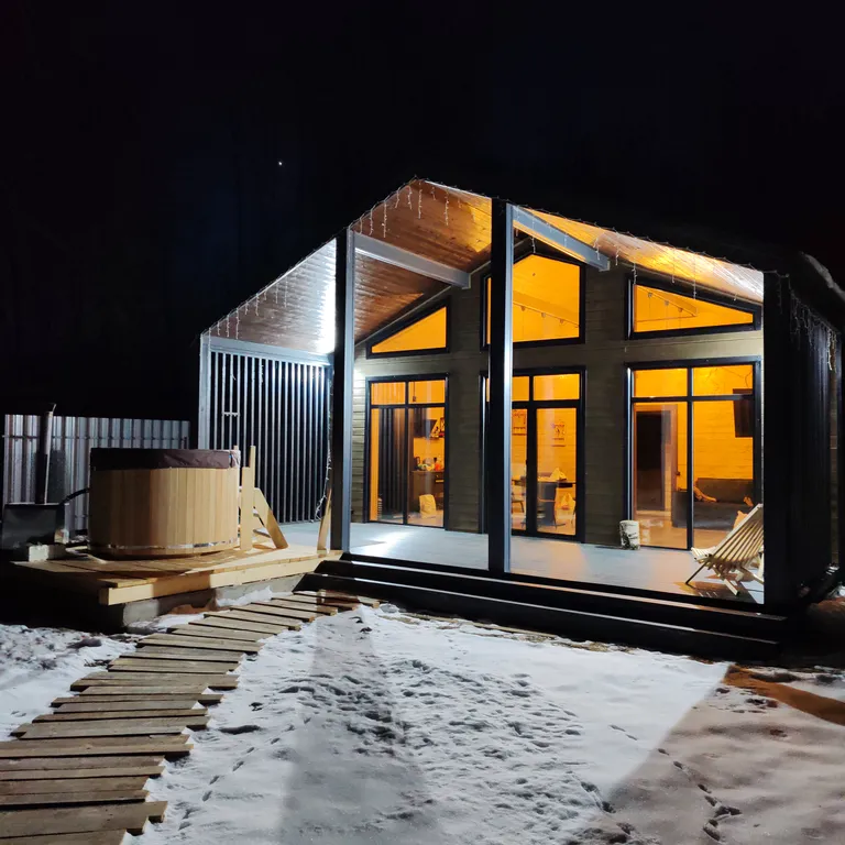 Дом в стиле барнхаус с японской купелью фурако на террасе