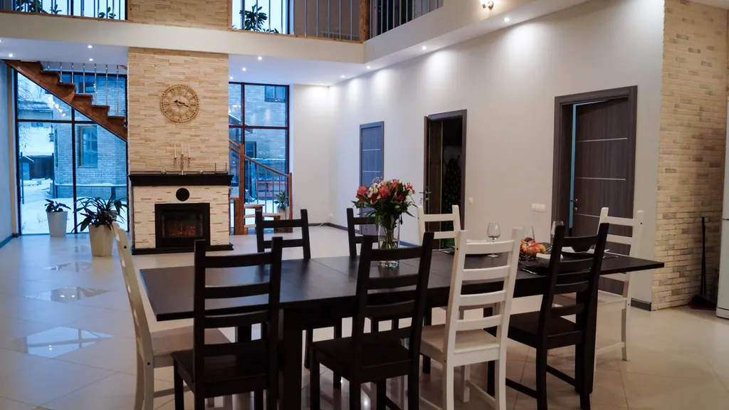 Стильный коттедж с панорамным остеклением у озера