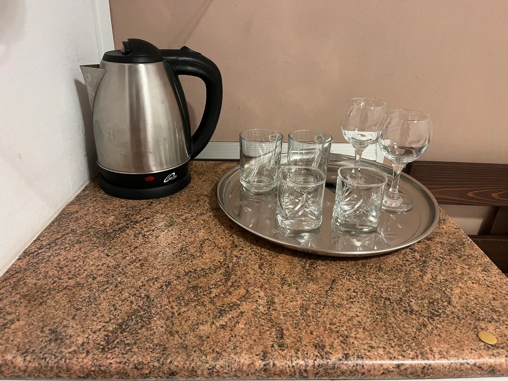 Уютная комната с видом на озеро Абрау