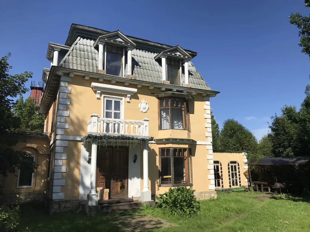 Коттедж на берегу пруда с бассейном