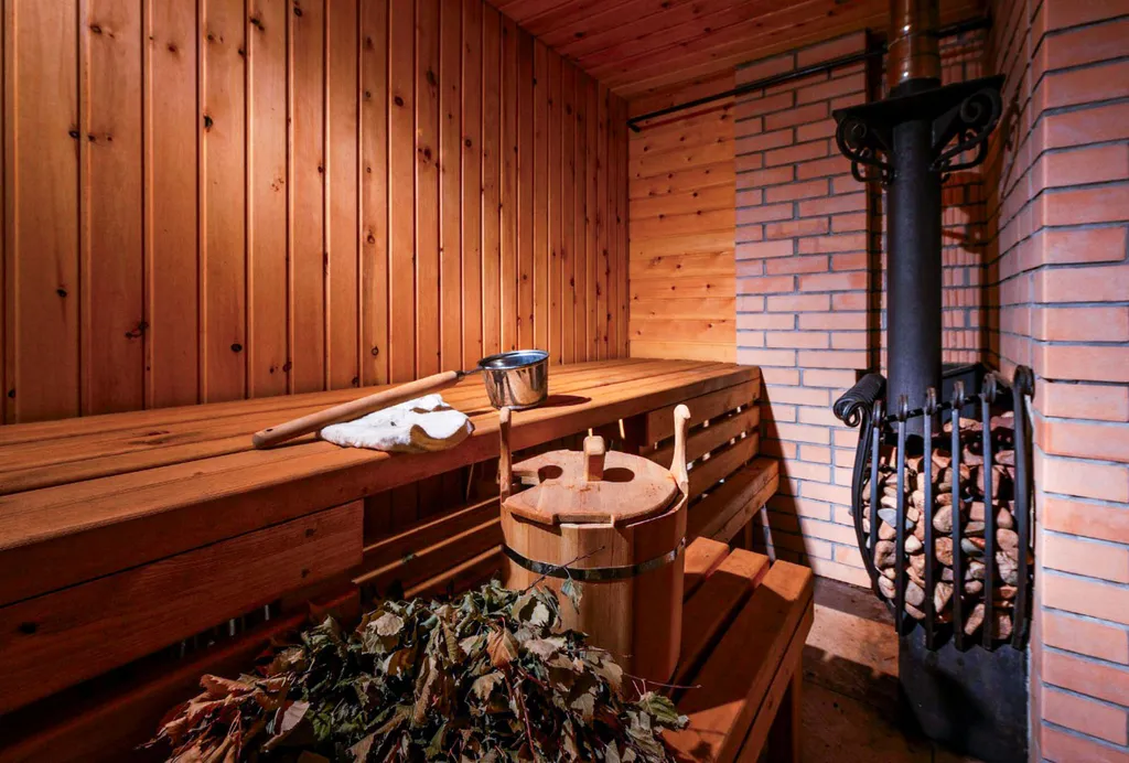 Бревенчатая изба с уникальной отделкой