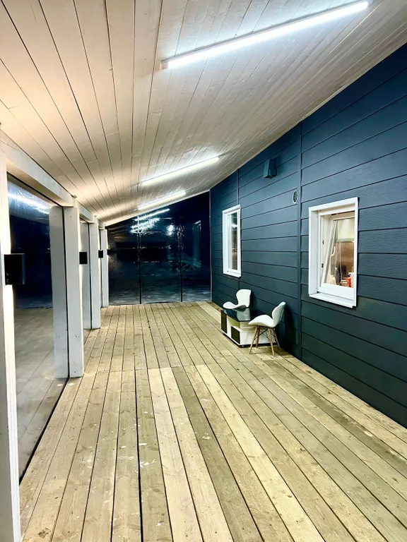 Дом и баня у реки