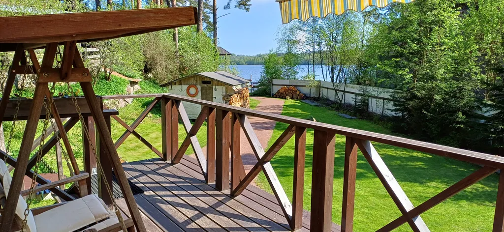 Дом на берегу озера