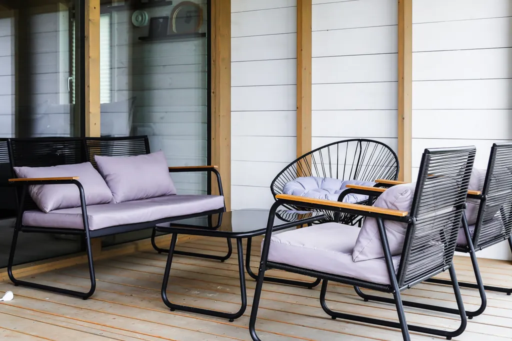 Черный дом на берегу водохранилища