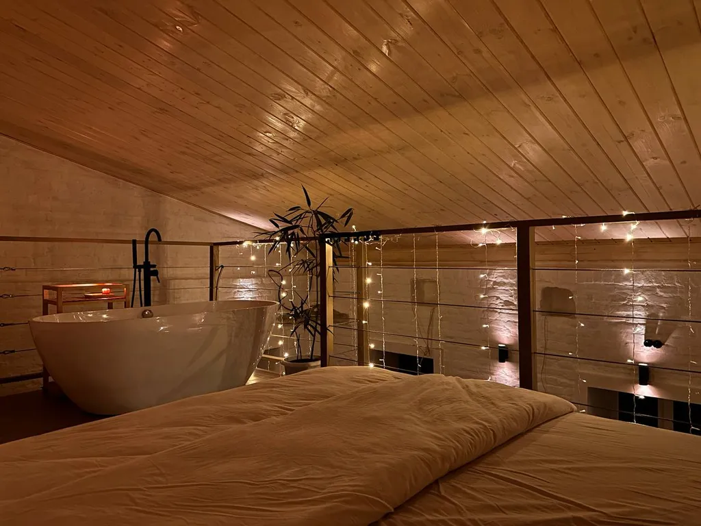 Квартира Двухуровневый номер-студия в стиле лофт с открытой ванной Нежность — аренда посуточно в Саратов