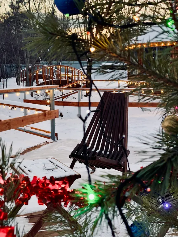 Номер с панорамными окнами и видом на озеро