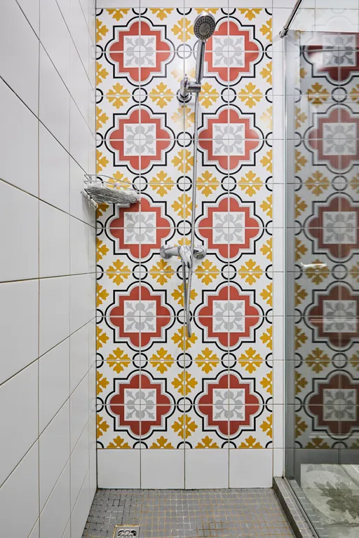 Просторный коттедж с 4 спальнями, камином и террасой