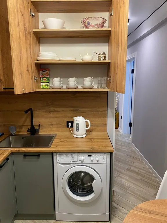 Чистая и современная квартира с видом на горы в центре города