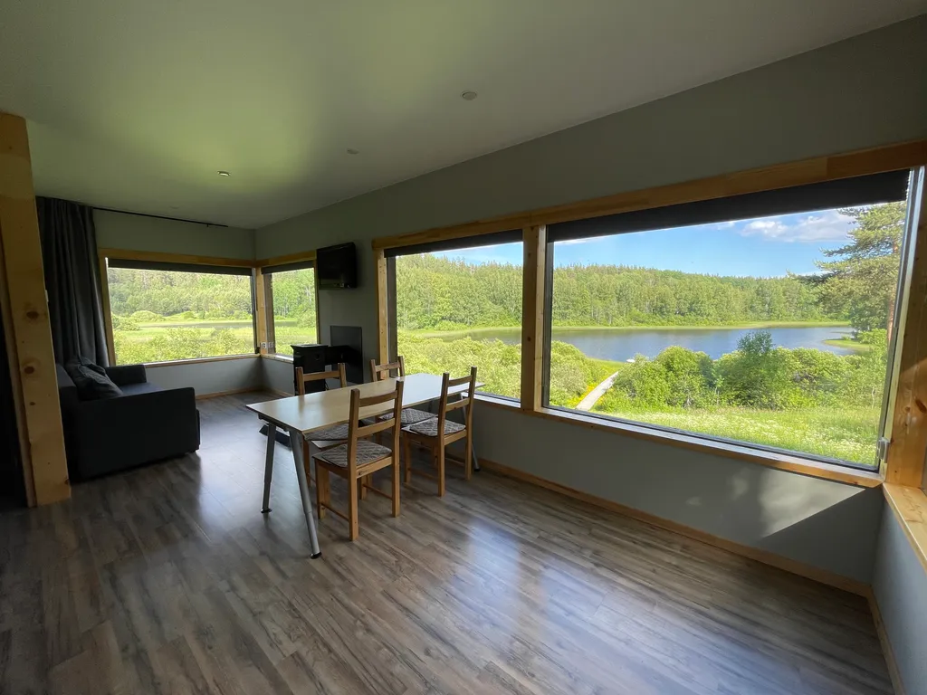 Домик в диком лесу на берегу реки