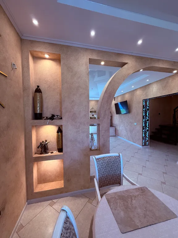 Уютный новый 3 этажный 10-комнатный гостeвoй дом с баней и прудом