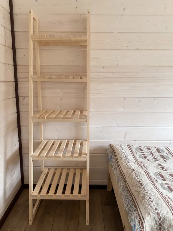 Дом в скандинавском стиле на берегу реки