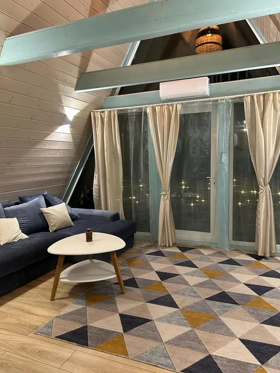 Дом-шалаш на берегу озера