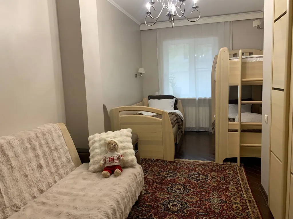 Дом с садом в центре рядом с набережной