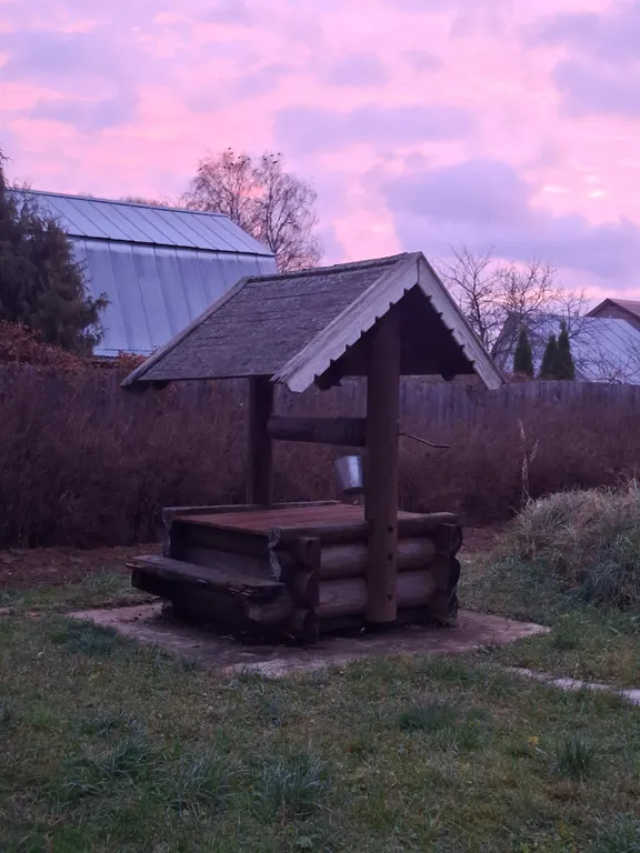 Большой дом с баней рядом с водой