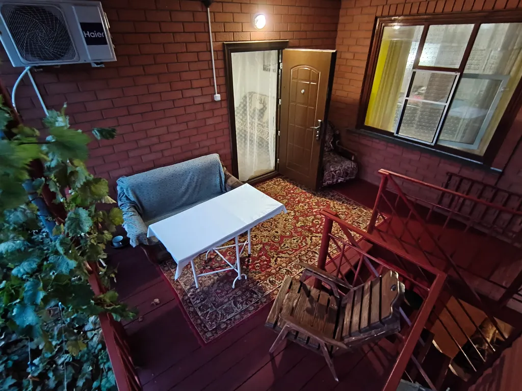 Номер со своей территорией для отдыха под навесом