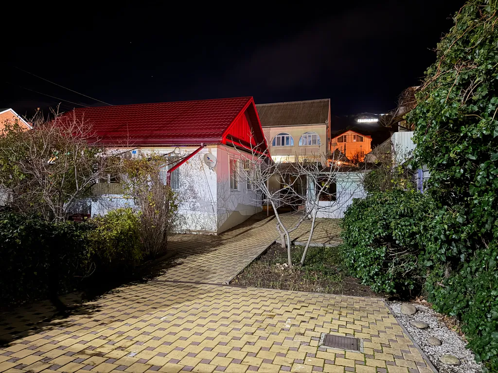 Коттедж Трёхкомнатный дом со своей территорией и автопарковкой, рядом море — Геленджик