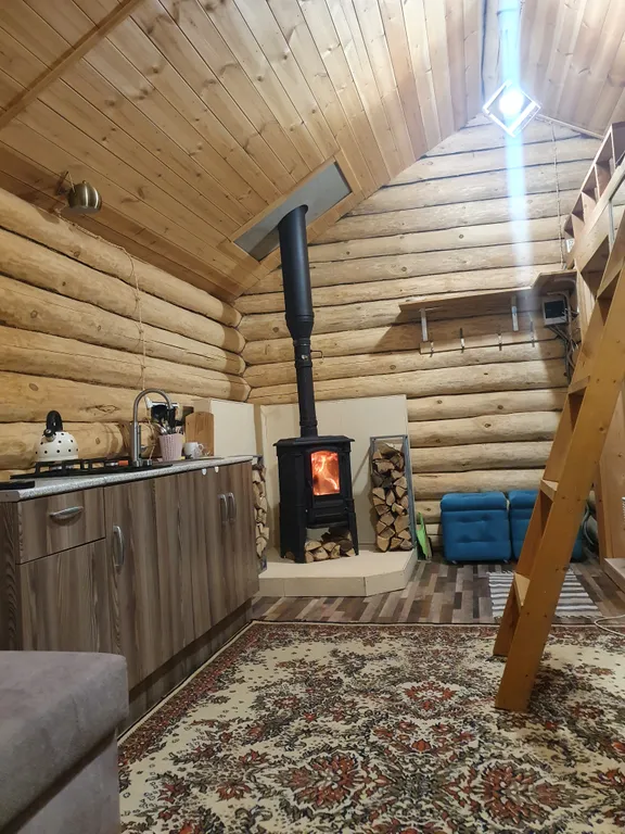 Уютный домик с верандой и камином