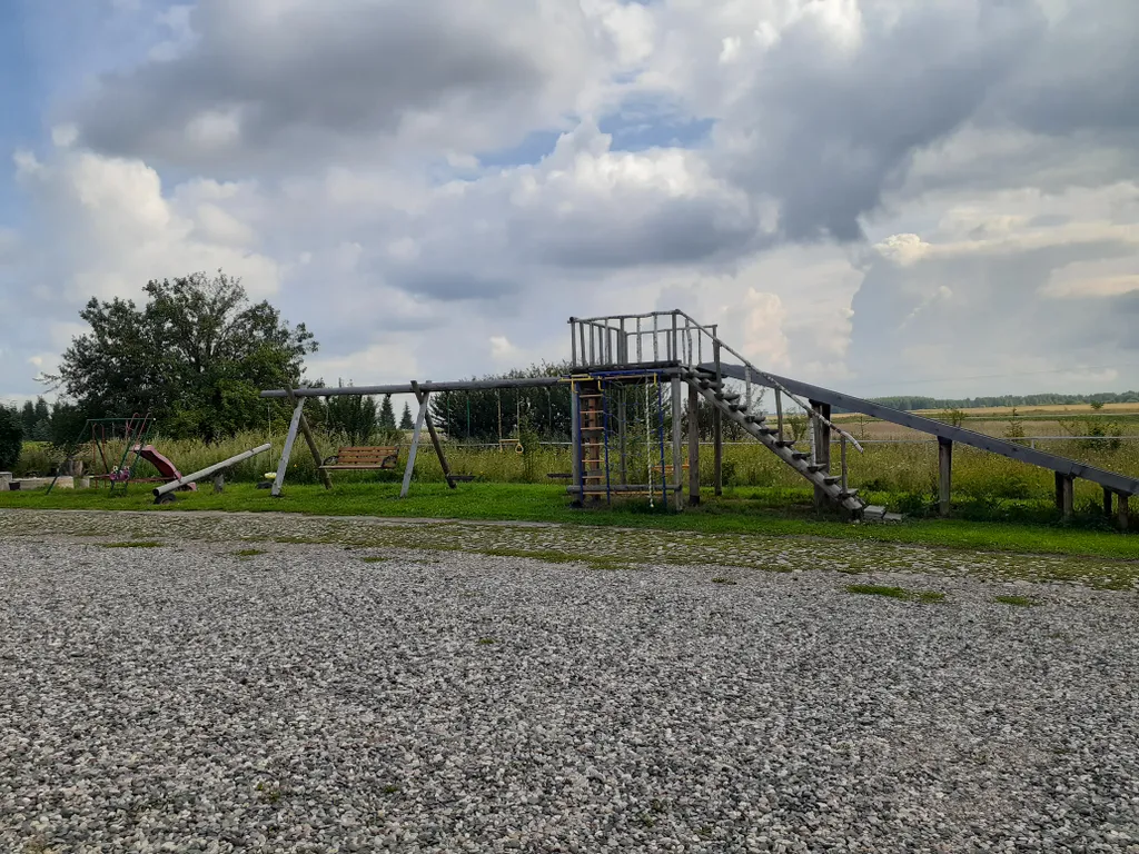 Уютный домик в деревне с верандой