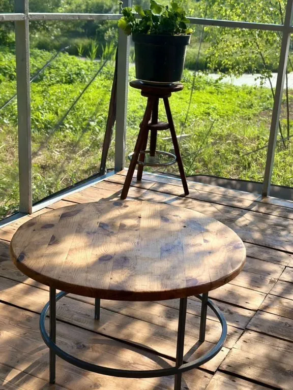 Дом баня на берегу водоема