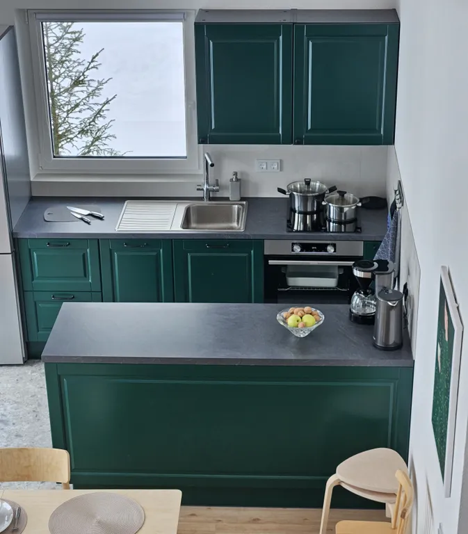 Дом на скале в окружении леса