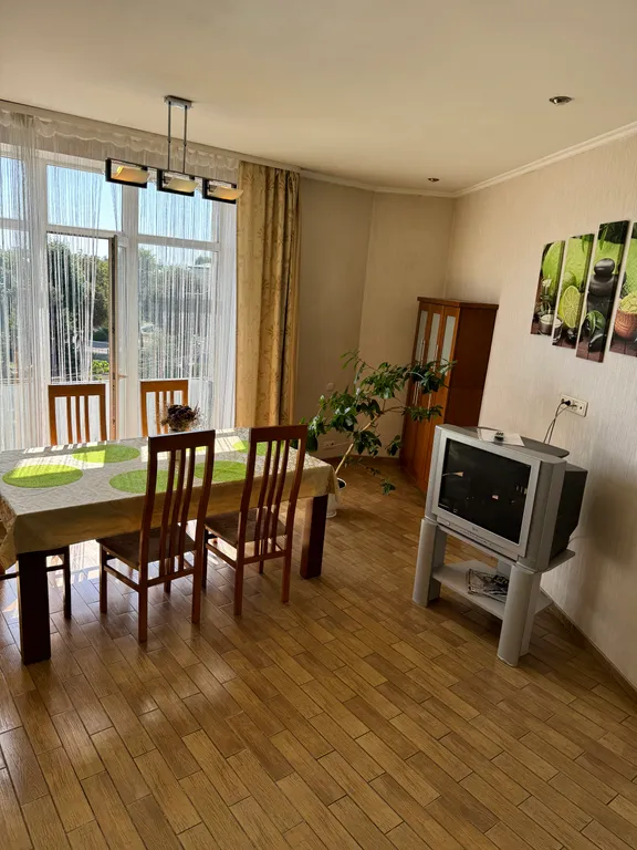 Большая 3-комнатная квартира в самом центре на площади