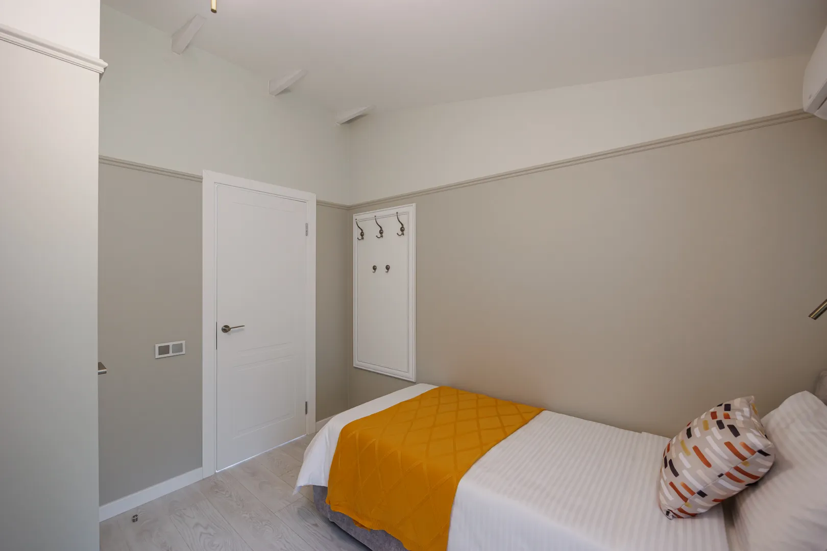 Спальня с двумя односпальными кроватями с дополнительной шумоизоляцией