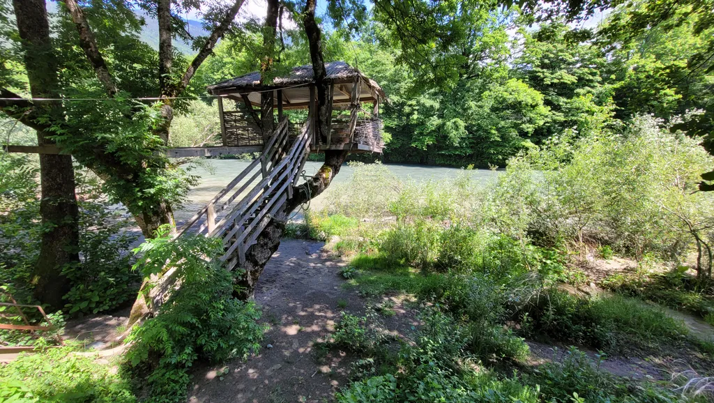 Коттедж в горном районе и на берегу реки